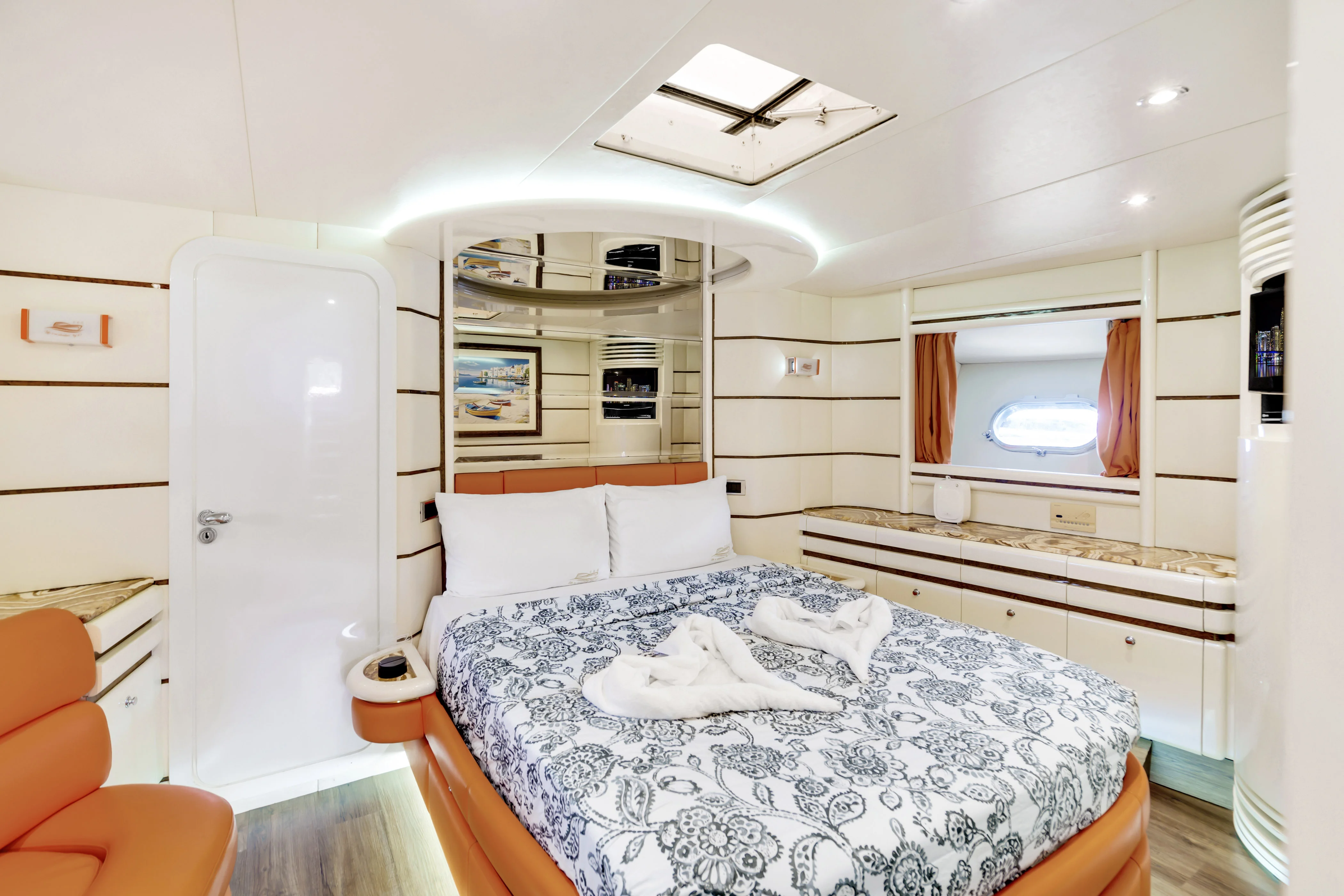 85ft Baia high-end amenities